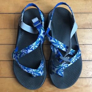 Blue/green men’s chacos